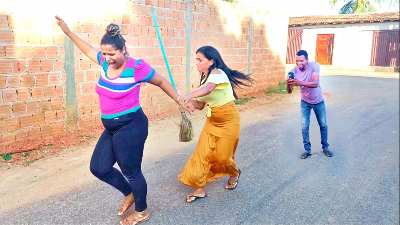 Mãe pegou filha dando encima de Homem casado e olha Oque ela fez