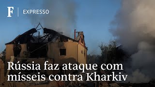 Bombeiros tentam apagar incêndio após ataque russo em Kharkiv