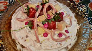 کیک توت فرنگی خامه ای