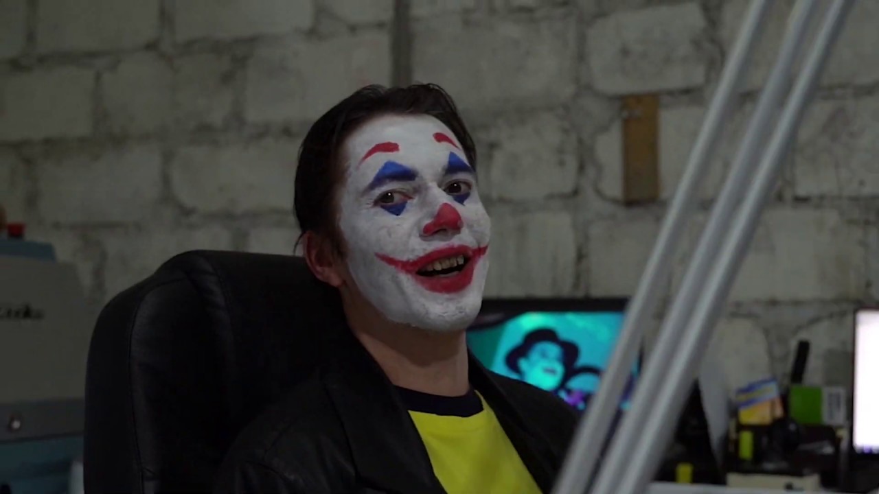 Фигурка джокера из фильма темный рыцарь. Хит леджер джокер улыбка. Как работает джокер. Хоакин феникс джокер картина. Как работает джокер.