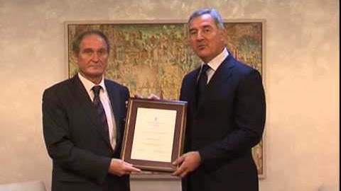 Ambasador Srbije Zoran Bingulac uručio Vladi CG Zahvalnicu za pomoć poplavljenima - 25.07.2014.