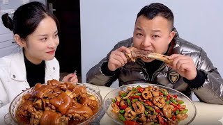He thinks he can eat everything himself? Then his portion of stewed trotters will be extra bony. Enj
