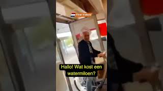 Download Lagu Wat kost een watermiloen? Klant fietst winkel in en wil graag een WATERMELOEN. MP3 Download Lagu Wat kost een watermiloen? Klant fietst winkel in en wil graag een WATERMELOEN. MP3