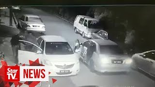 CCTV captures armed men with machete robbing Grab driver screenshot 3