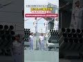 湛江舰和运城舰停靠昂船洲军营码头 香港学生挥舞国旗迎接 舰上海军官兵挥手致意 湛江舰和运城舰停靠昂船洲军营码头 香港学生挥舞国旗迎接 舰上海军官兵挥手致意