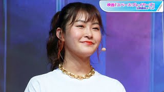 村上佳菜子、鮮やかパンツが主役のレイヤードコーデ　黄色のパンプスがアクセントに