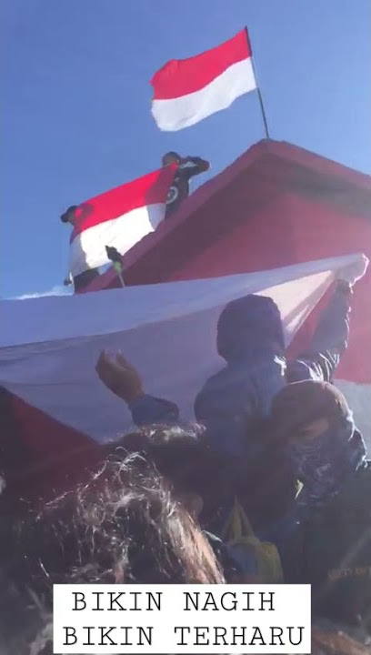 story pendaki gunung ll upacara bendera di hiasi lautan awan