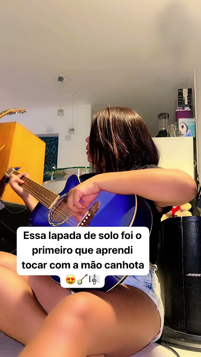 A violeira tocando essa lapada com a mão canhota