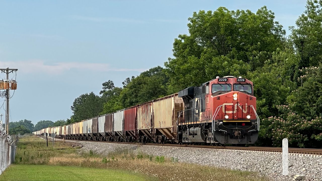 CN 2229 leads CSX B220 into Cordele, GA - YouTube