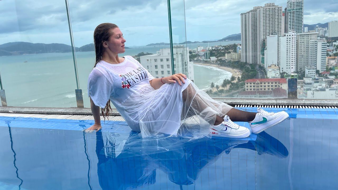 Мокрое белое платье, черный нейлон, кроссовки Nike.