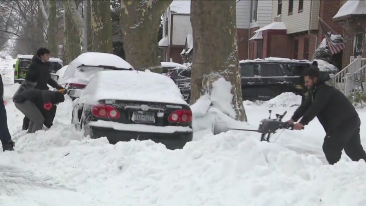 NYC community works to dig out of the snow - YouTube