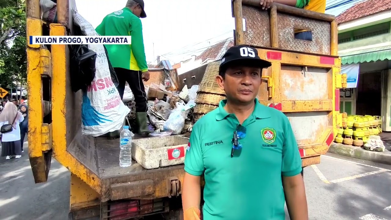 RATUSAN PERSONEL GABUNGAN BERSIHKAN PASAR WATES