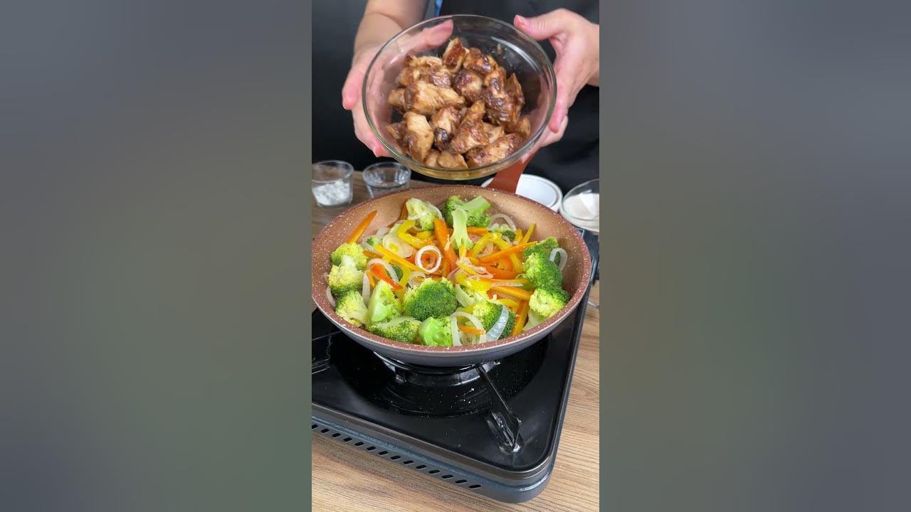 Saborosos cubinhos de frango com um mix delicioso de legumes