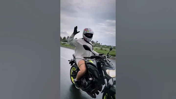 Call her the dancing biker girl 👧 #subscribe #bike #love