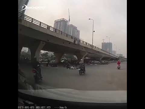 Video Đạp nhầm chân ga, nữ tài xế lái Mercedes gây tai nạn... - youtube