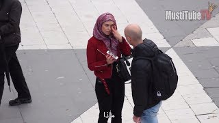 مسلمة متحجبة تطلب من الناس ترجمة رساله ضد المسلمين!  ردود افعال جميلة (مترجم عربي)