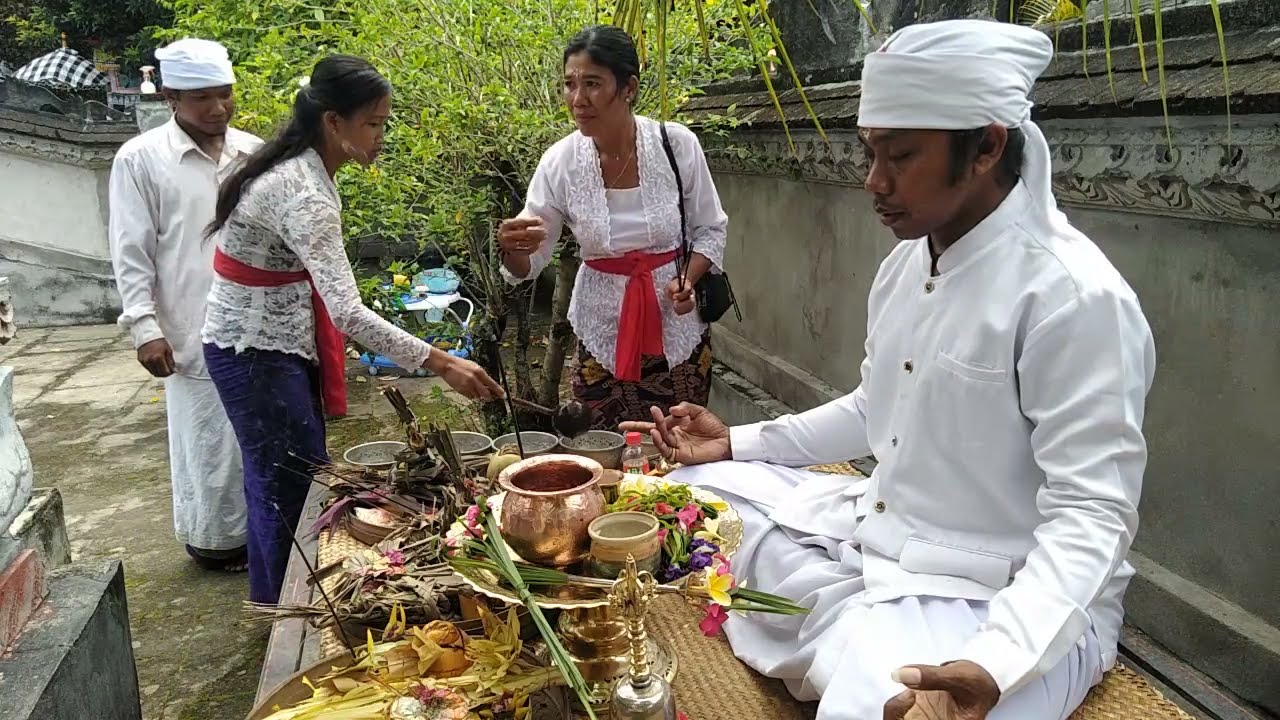 Pemangku Ngantebang Upakara Umat Sane Tangkil Kepura