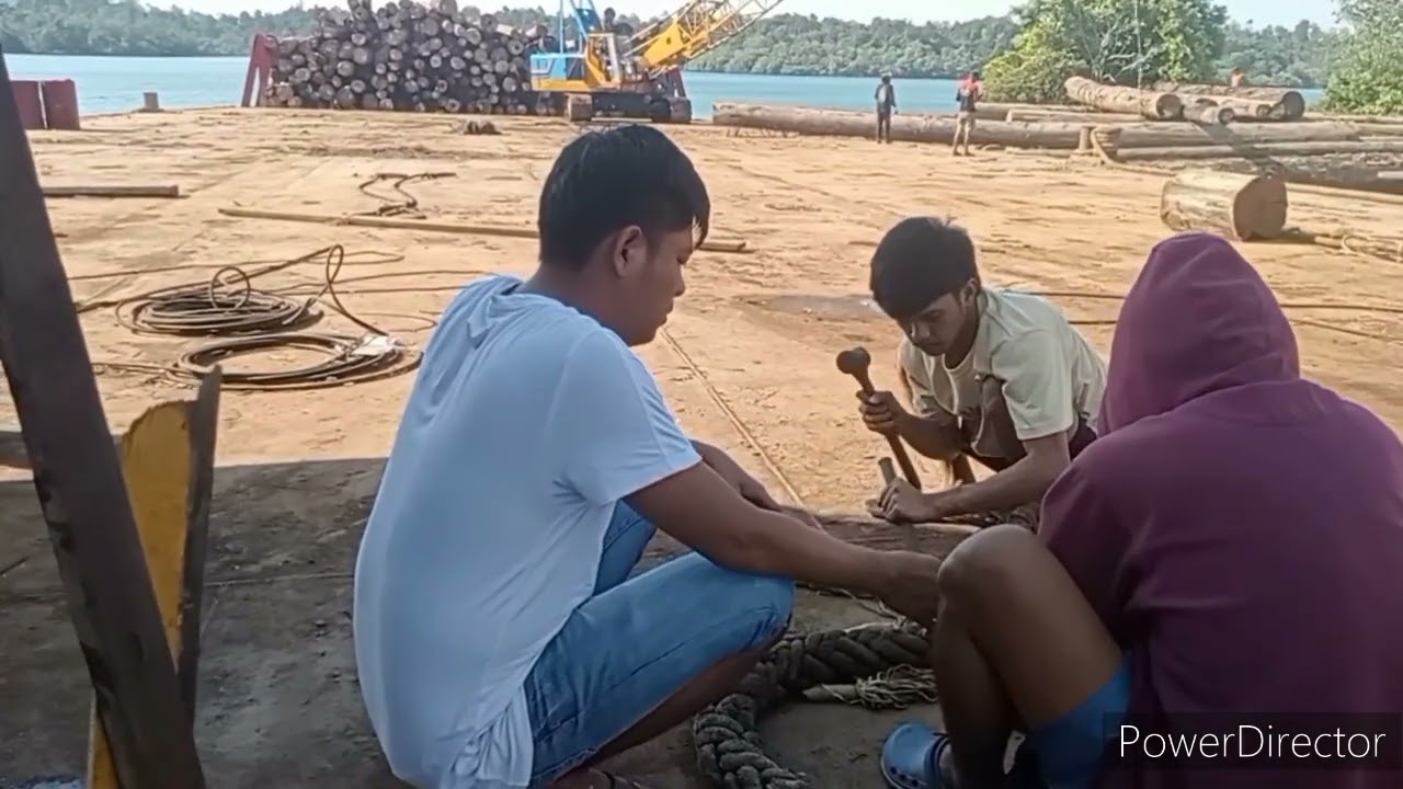 beginilah kapal tugboat muat kayu log