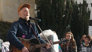 Billy Bragg supports the UCU strike