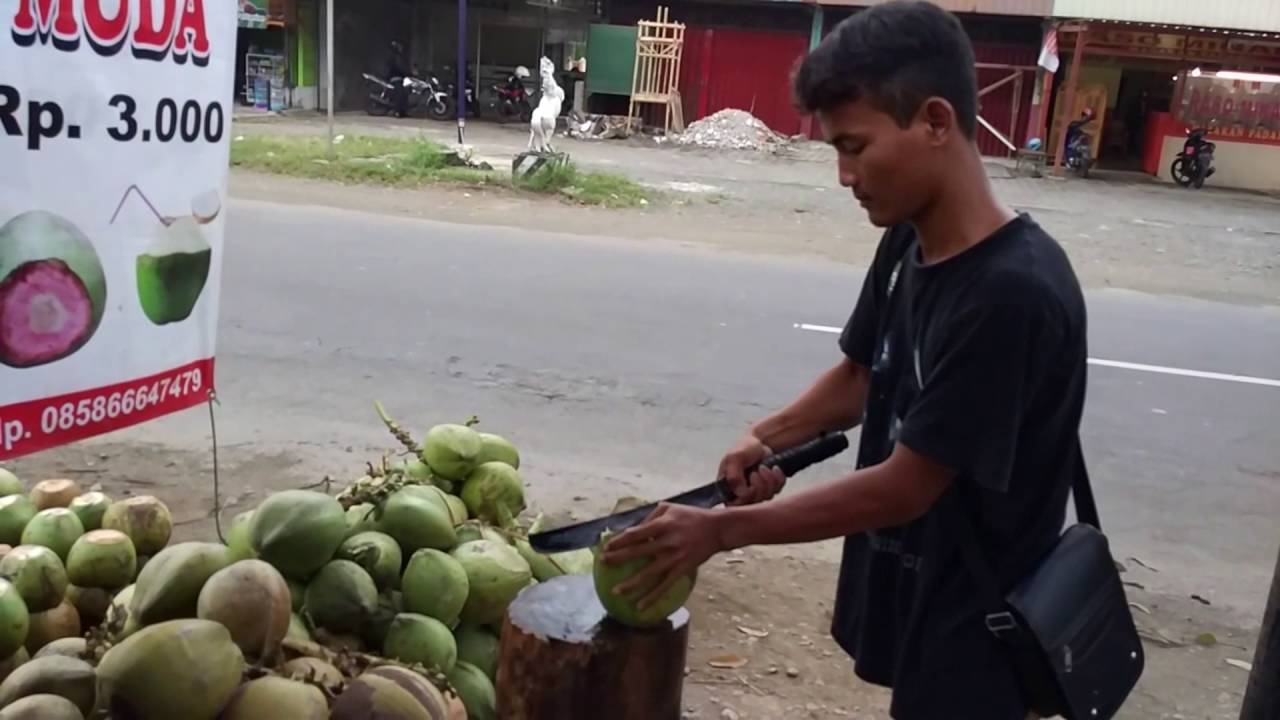 Cara Cepat kupas kelapa Muda Sokaraja YouTube Cara Cepat kupas kelapa Muda Sokaraja YouTube