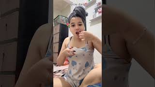 perempuan ini malah makan rujak pedas pagi pagi