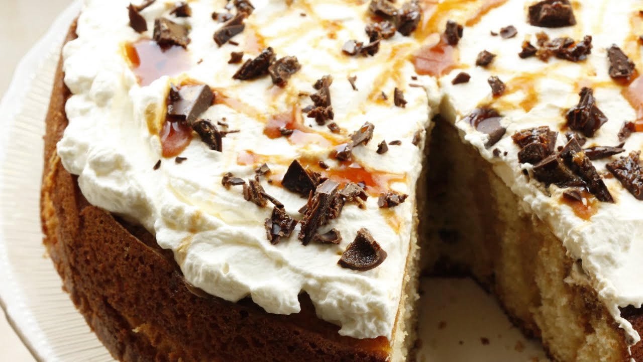 Ti piace il caffè? Adorerai questa torta deliziosa che sa di cappuccino con panna e caramello.