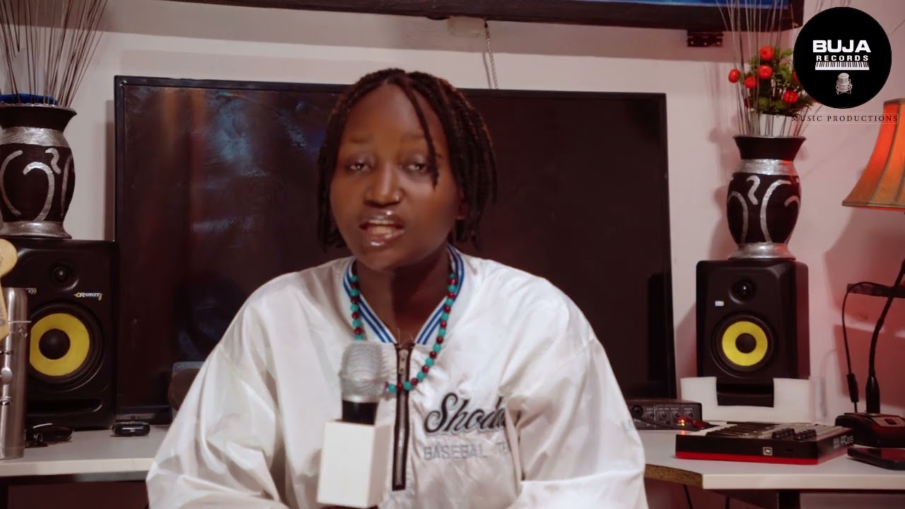 Journalist LAURA SHINE, niwe akora music promotion na  interview live muri studio yacu