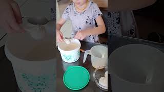 Khloe fazendo cupcakes