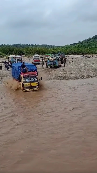 Aksi Truck Oleng Nekat Nyebrang Sungai ‼️🔥🚒 #truck #automobile #amazing #truk #dumptruck #trukoleng