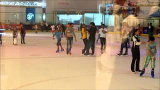 رقص و استهبال شباب على الثلج في دبي مول