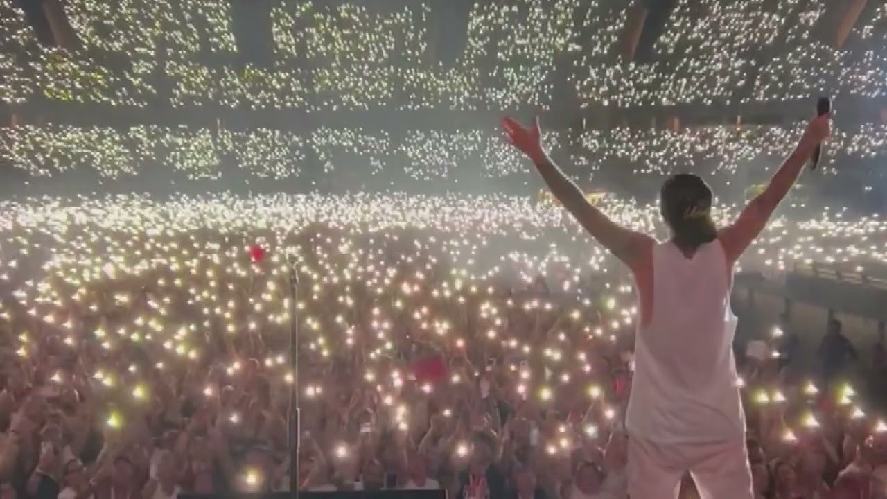 Bari, 50mila voci cantano con Ultimo: lo spettacolo del San Nicola