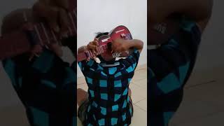 Pemain Ukulele Bersekil Dewa