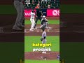 Yordan Alvarez memukul home run kuat yang memberi keunggulan, menunjukkan kekuatan pukulan dan da..