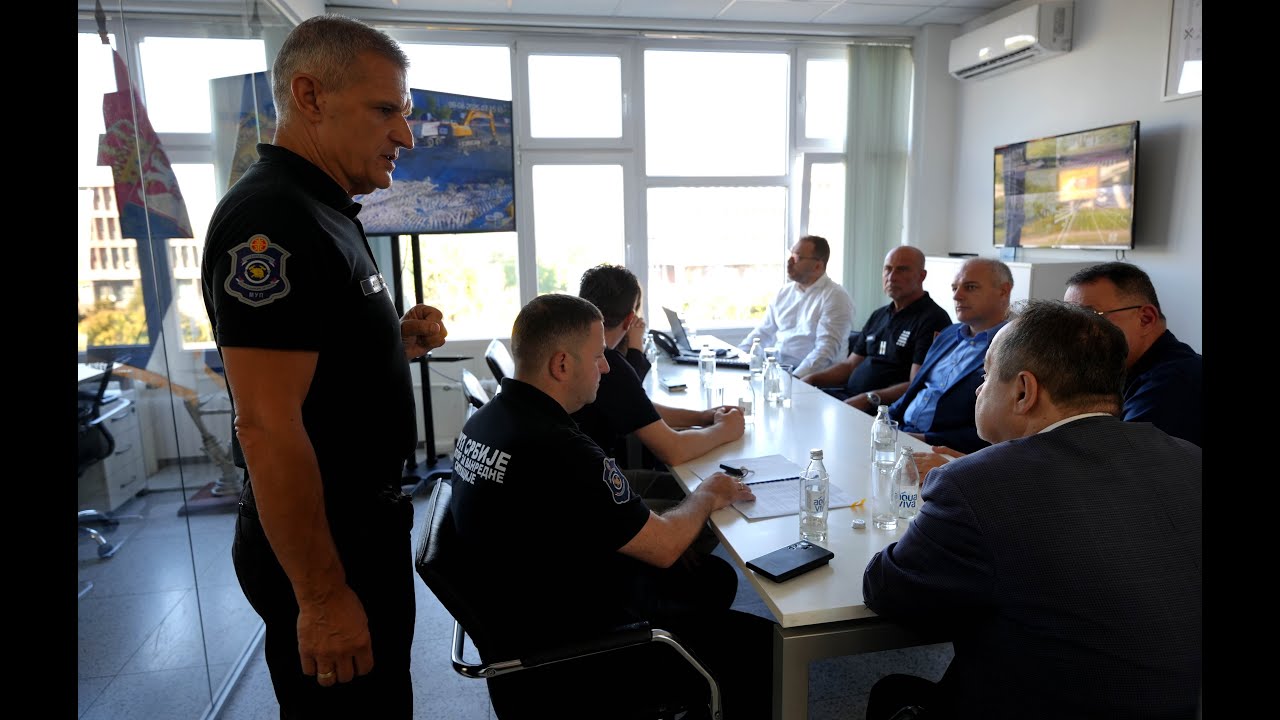 Ministar Dačić koji je akciju uklanjanja i transporta avio - bombe pratio iz KOC-a SVS-a