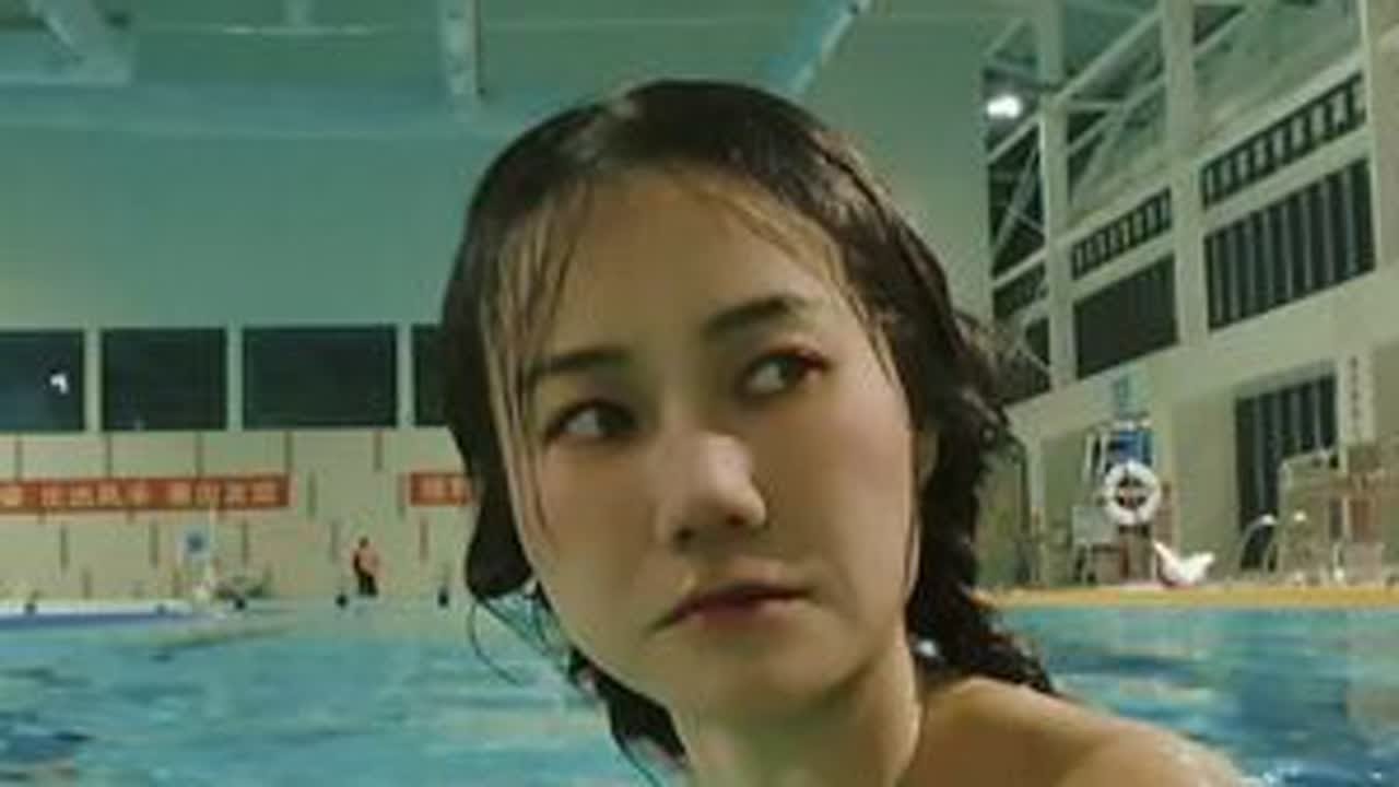 业精于勤而荒于嬉。美人鱼日常泳池练习。偶遇摄影师游泳训练，必须不能浪费了[让我看看]#宜宾美人鱼教练青衣 #美人鱼潜水
