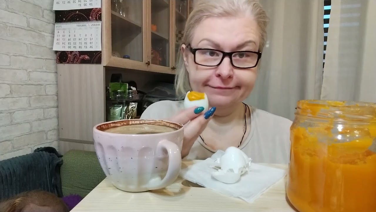 МУКБАНГ # завтрак Геркулес и варёные 🥚🥚 яйца # мишура новогодняя