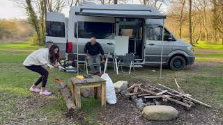 Karavan İle Bulgari̇stan Ormanda Kamp Odun Ateşi̇nde Kelle Ve Pöç