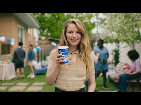 À partir d'aujourd'hui, Tim Hortons et Sarah-Jeanne Labrosse célèbrent la Saint-Jean-Baptiste dans un nouveau message publicitaire avec des gobelets pour boissons chaudes bleu et blanc spécialement conçus pour cette année, offerts dans les restaurants Tim Hortons du Québec