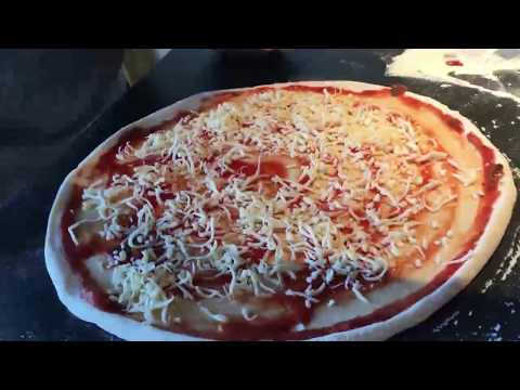 Video: Hur Man Gör Pizza Med Basilika, Vitlök Och Ost