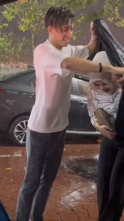 madkhan mandi hujan untuk siapa tu..?? komen2 jap min trtinggal bas.. 😁😁