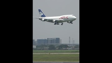 Pesawat Boeing 747 Landing Bandara Soekarno-Hatta Jakarta