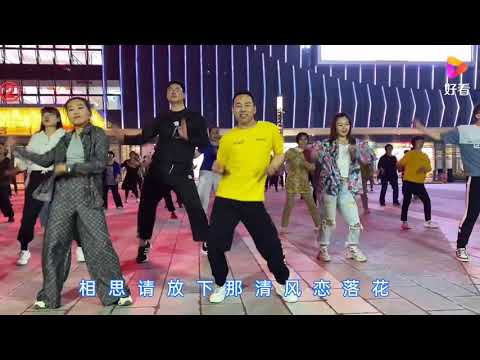 日照飞哥广场"醒来折花"