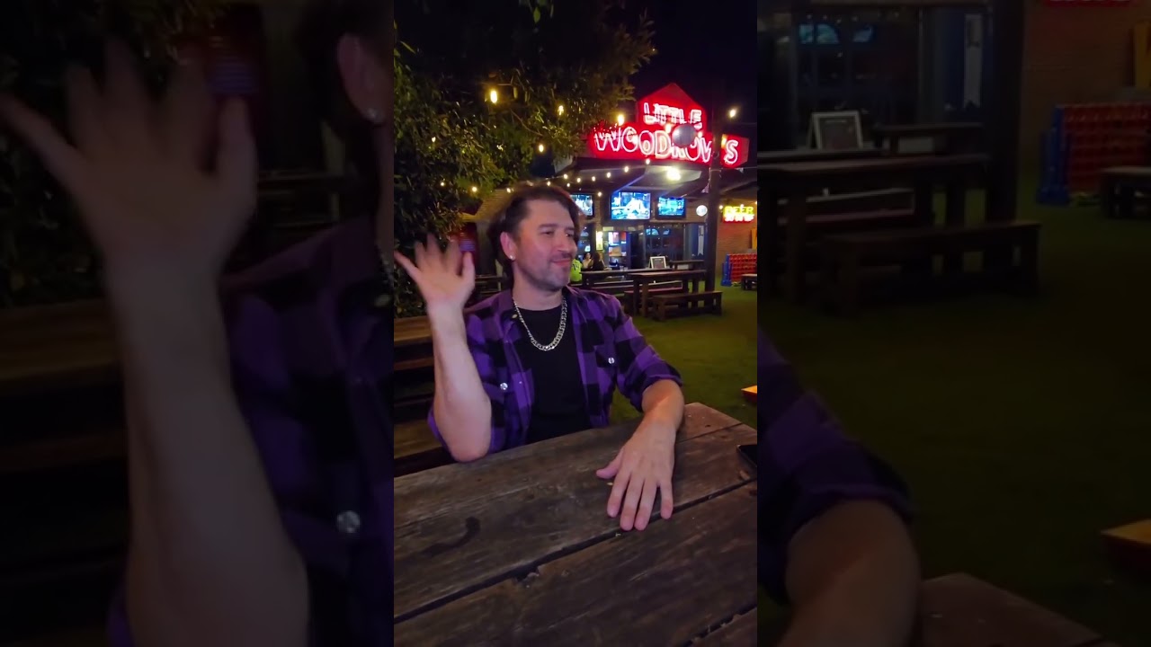 A very normal night at a dive bar 💁‍♀️