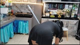 Merefil karbol sebelum Mengepel lantai dapur