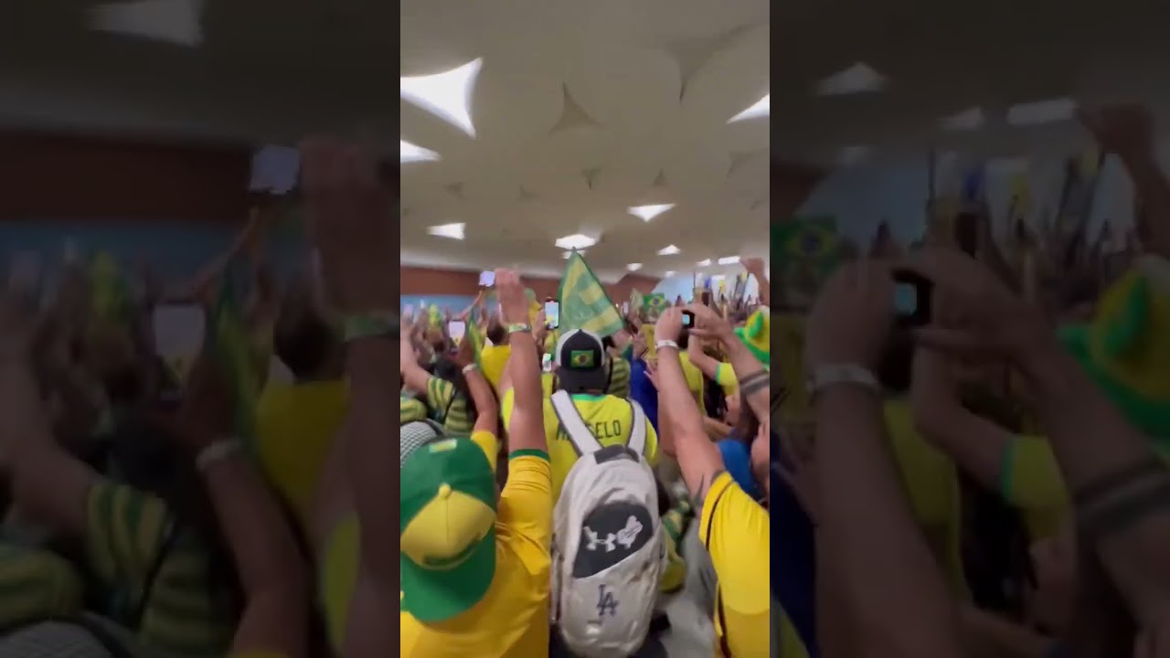 TORCIDA BRASILEIRA INVADE O METRO NO QATAR 🇧🇷