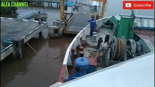 Proses Sandar KMP. Drajat Paciran di Pelabuhan Bahaur