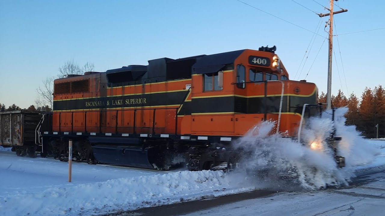 ELS 400 Blasts Through Snowbank in Beecher, WI! - YouTube
