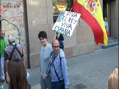 Con la bandera de España a la protesta independentista en Plaza Cataluña