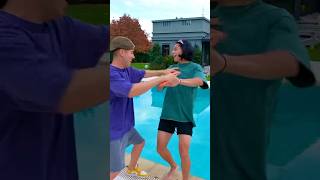 Le Tiro A La Piscina Al Que La Cante Mal