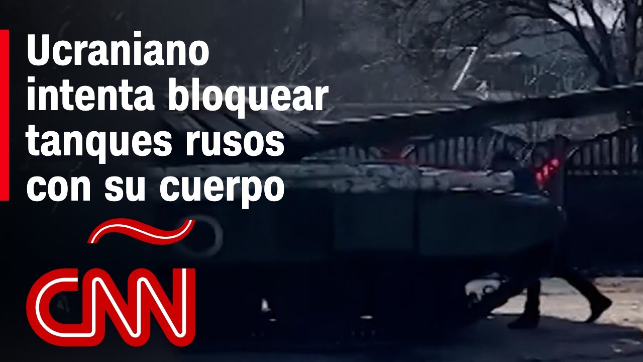 Video muestra a ucraniano intentar bloquear un tanque ruso con su cuerpo